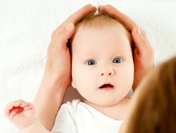 Söt liten bebis — Stockfoto