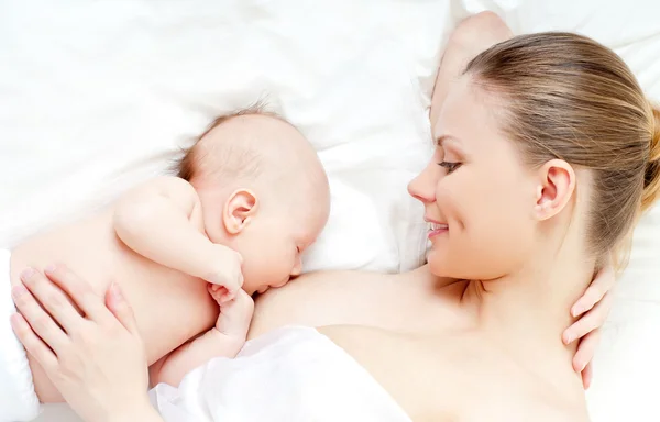 Mother breast feeding baby — Stock Photo, Image