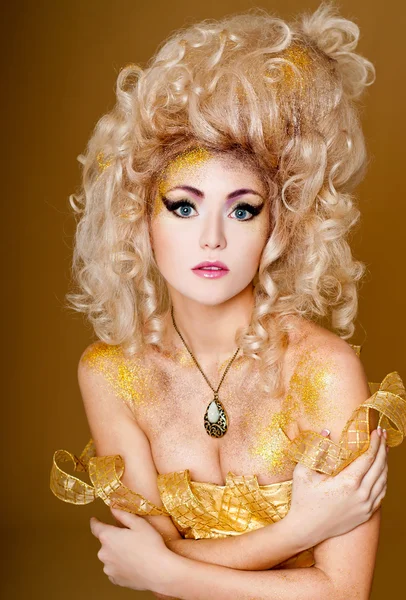 Sanatsal makyaj ile güzel kız