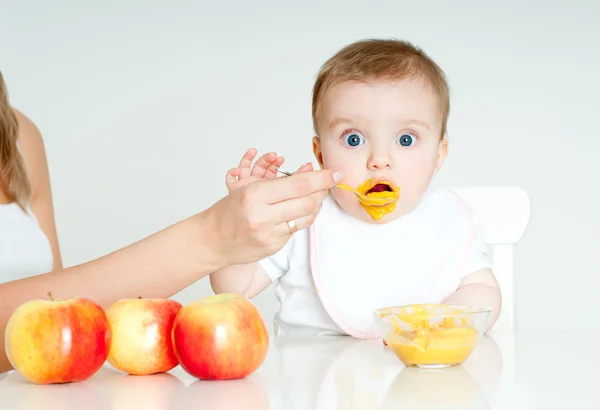 Mãe criança alimentando — Fotografia de Stock