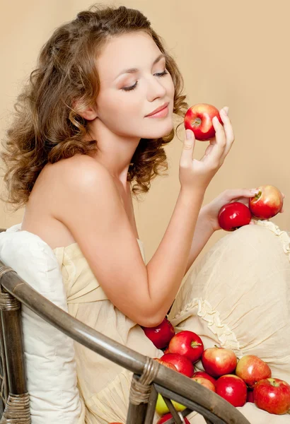 Chica joven con manzanas — Foto de Stock