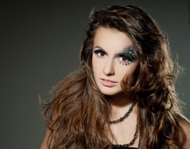 Güzel esmer kadın.