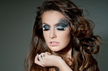 Güzel esmer kadın.