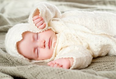 Uyuyan sevimli bebek