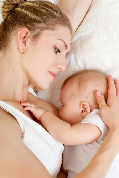 Moeder borstvoeding geeft — Stockfoto