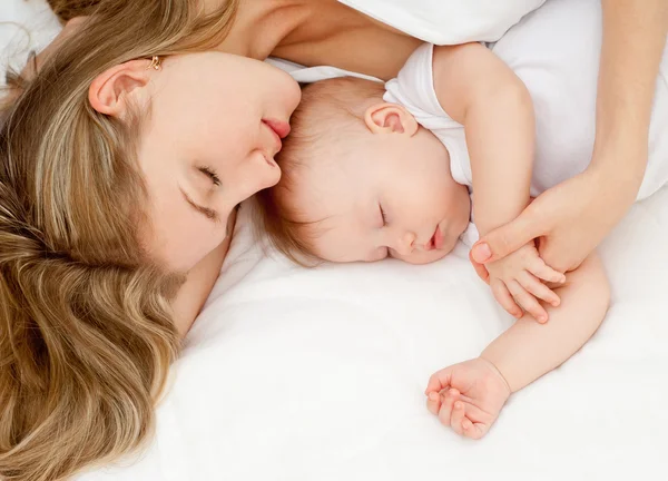 Jeune mère et son bébé — Photo