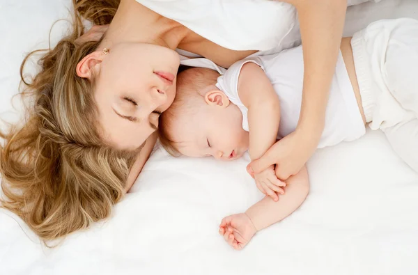 Jovem mãe e seu bebê — Fotografia de Stock