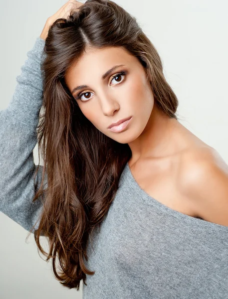 Güzel esmer kadın.