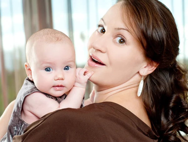 Jeune mère avec bébé — Photo