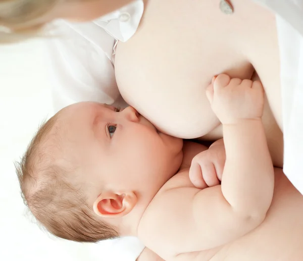 Madre amamantando a su bebé — Foto de Stock