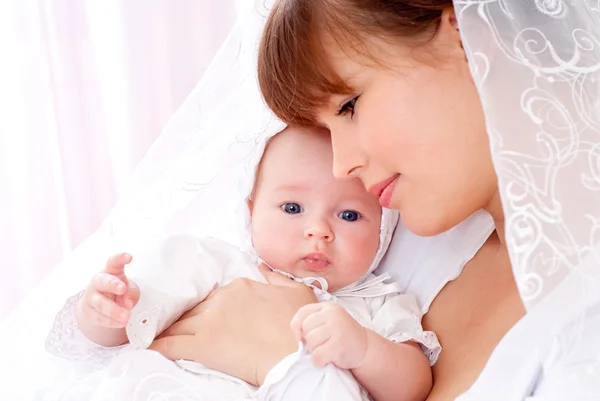 Jovem mãe com bebê — Fotografia de Stock