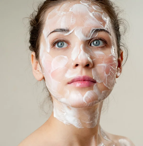 Mujer cuida de la piel de la cara — Foto de Stock