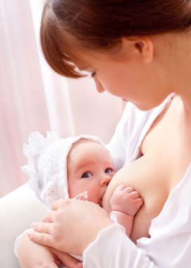 breastfeeds bebeği anne