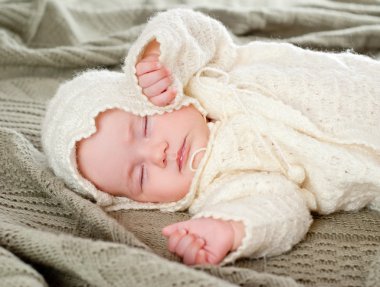 Uyuyan sevimli bebek