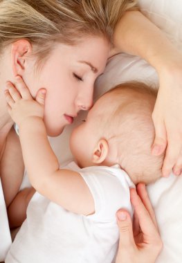 Genç anne ve bebeği