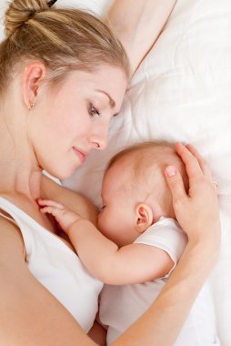 Anne bebeğini emziriyor.