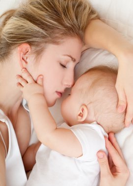 Genç anne ve bebeği