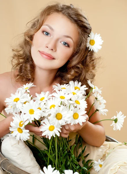 Chica joven con flores —  Fotos de Stock