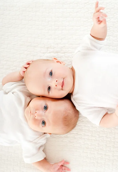 Dos hermosos bebés — Foto de Stock