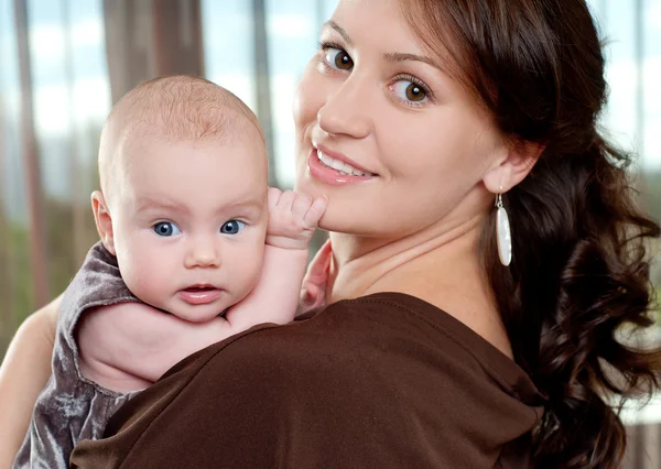 Joven madre con bebé — Foto de Stock