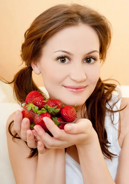 草莓的年轻女人 — 图库照片