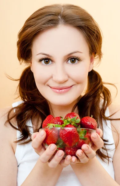 草莓的年轻女人 — 图库照片