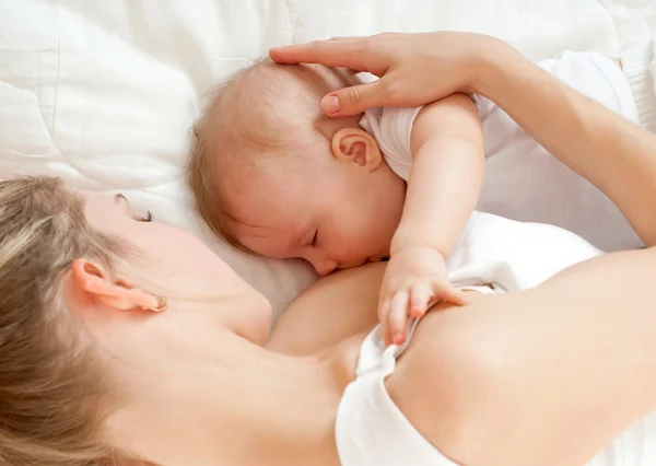 Mãe amamentando seu bebê — Fotografia de Stock