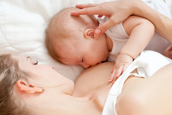 Mãe amamentando seu bebê — Fotografia de Stock