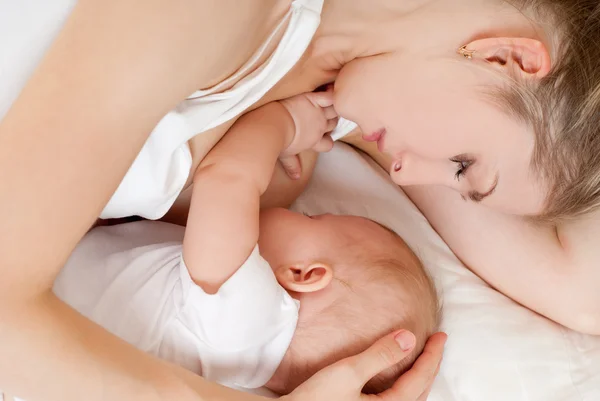 Mother breast feeding her infant — Stock Photo, Image