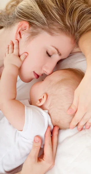 Jovem mãe e seu bebê — Fotografia de Stock