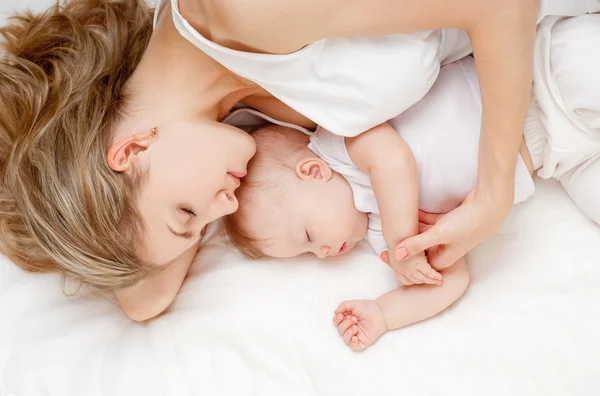 Jovem mãe e seu bebê — Fotografia de Stock