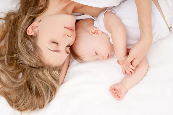 Genç anne ve bebeği