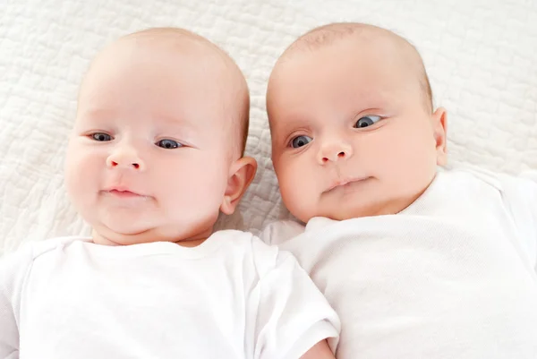 Dos hermosos bebés — Foto de Stock