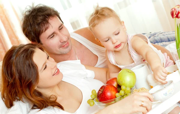 Glückliche junge Familie — Stockfoto