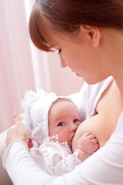 Madre amamantando — Foto de Stock