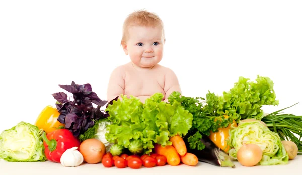 Söt baby med grönsaker — Stockfoto