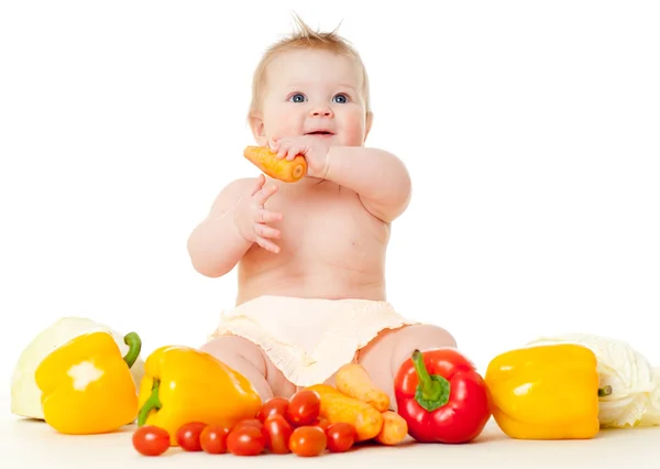 Bebê bonito com legumes — Fotografia de Stock