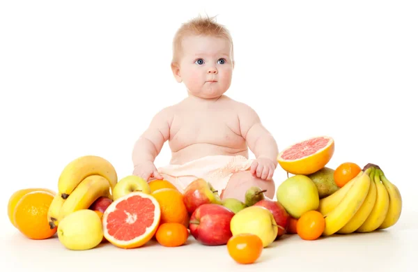 Bebê bonito com frutas — Fotografia de Stock
