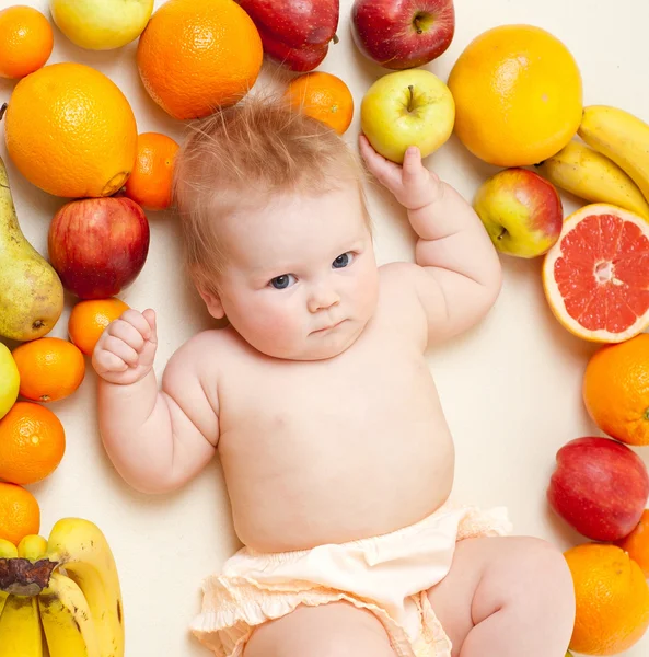 Bebê bonito com frutas — Fotografia de Stock