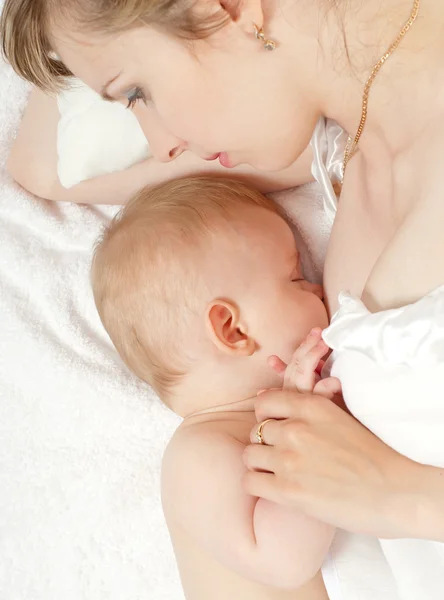 Материнські груди годують немовлям — стокове фото