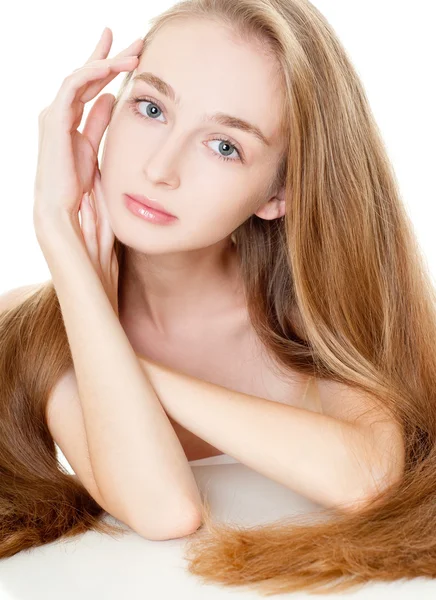 Mujer joven con el pelo largo — Foto de Stock