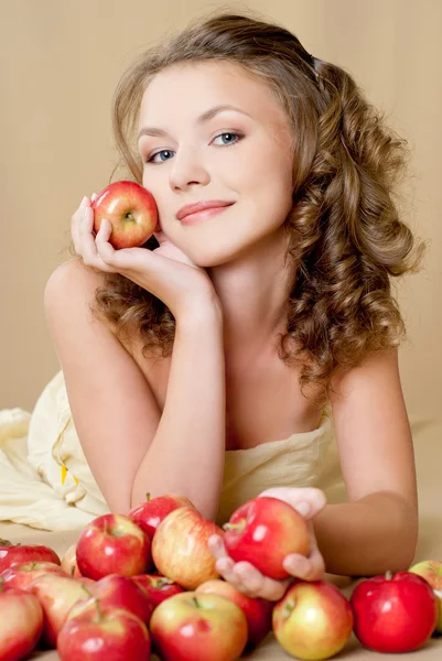 Jeune fille aux pommes — Photo