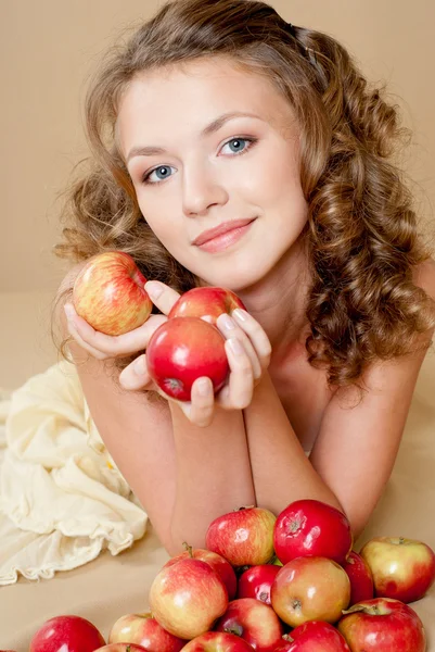 Młoda dziewczyna z jabłkami — Zdjęcie stockowe