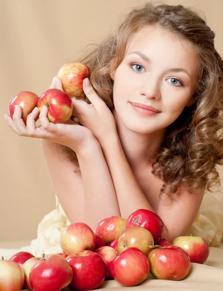 Молодая девушка с яблоками — стоковое фото