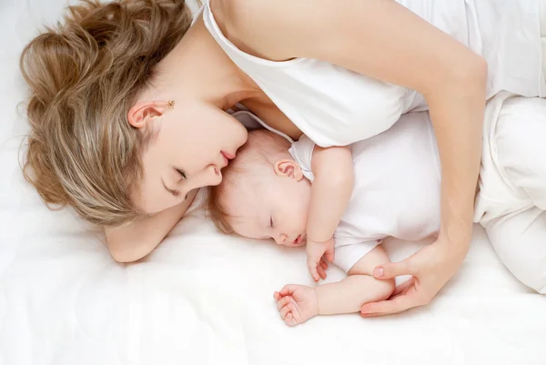 Jovem mãe e seu bebê — Fotografia de Stock