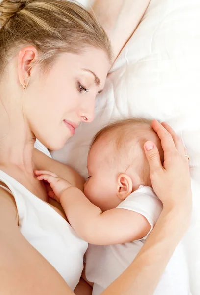 Moeder borstvoeding geeft — Stockfoto