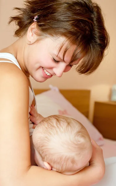 Mother breast feeding her infant — Stock Photo, Image