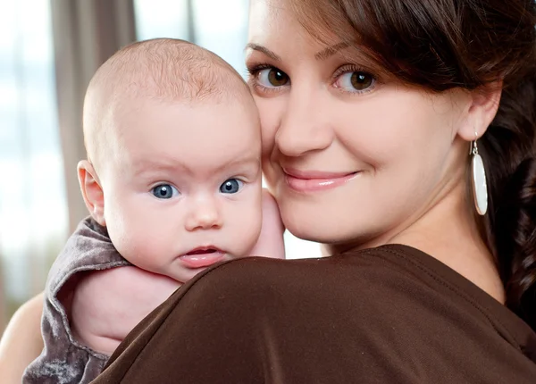 Junge Mutter mit Baby Stockbild