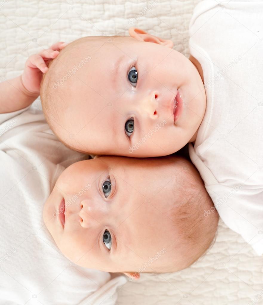 Deux Beaux Bebes Image Libre De Droit Par Svetlanafedoseeva C