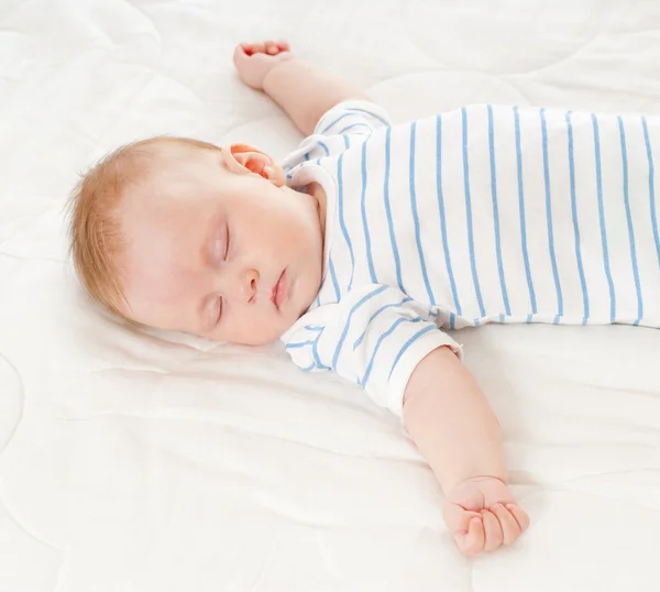 Schattige slapende baby — Stockfoto
